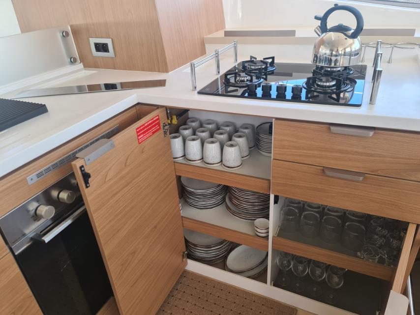 Bali 4.6 OPEN SPACE ( 7 cabins, SOUNTLESS, , SOLAR PANEL, 6 UNITS, WATERMAKER, DISHWASHER, BOTTLE WATER TO FREEZER, TV E — photo 4