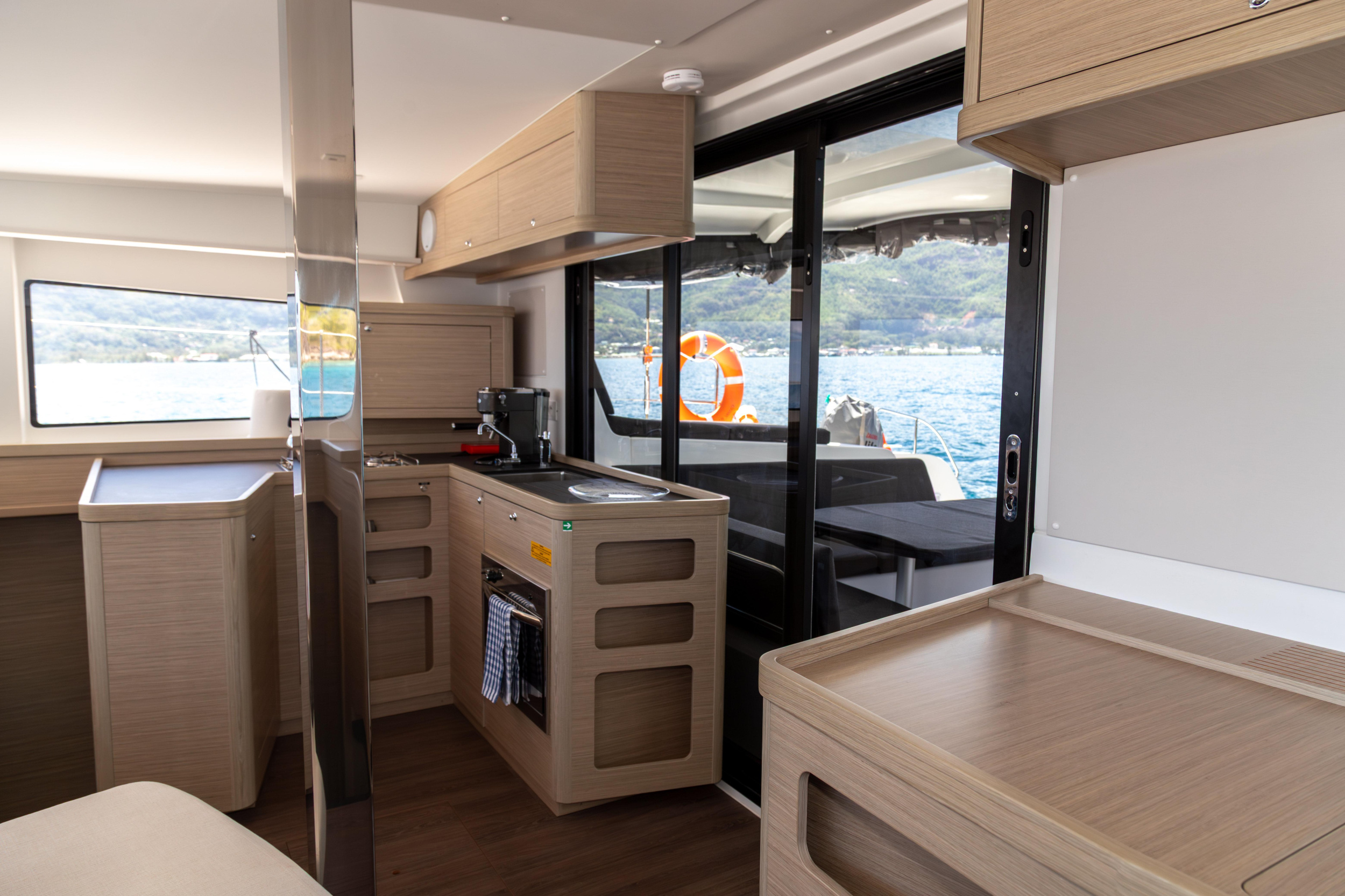 Lagoon 42 — photo 2