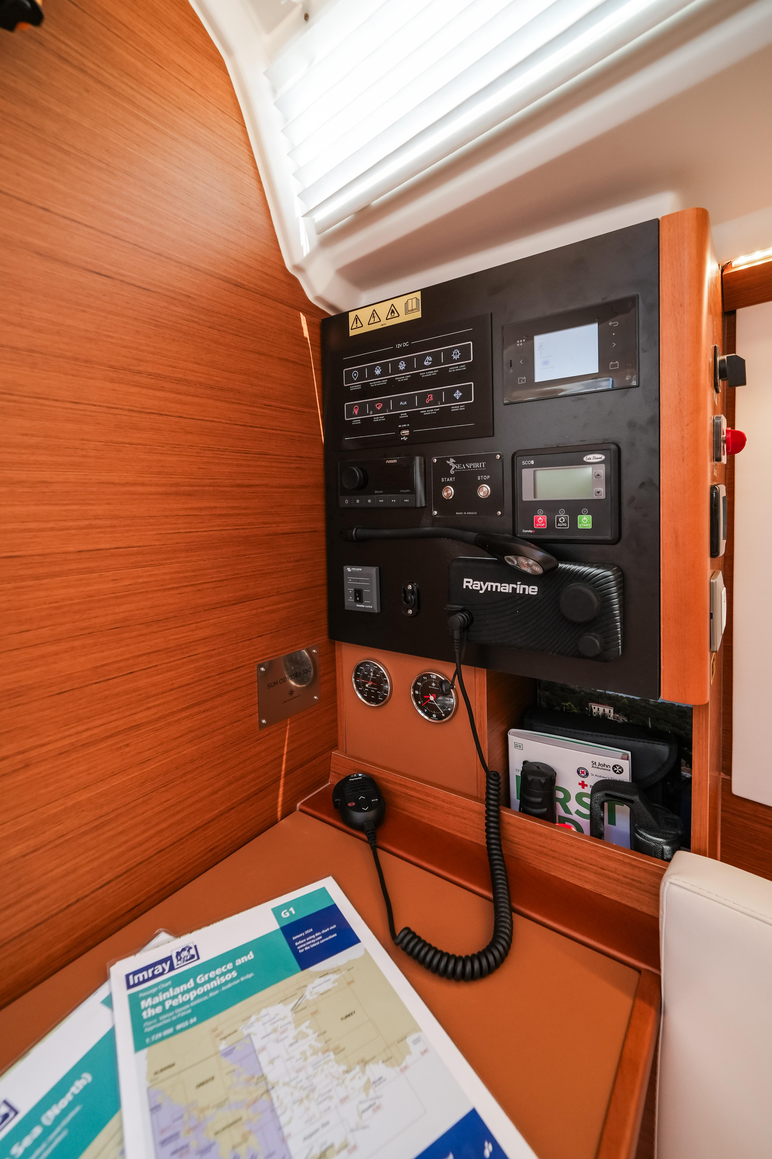 Sun Odyssey 350 — photo 14