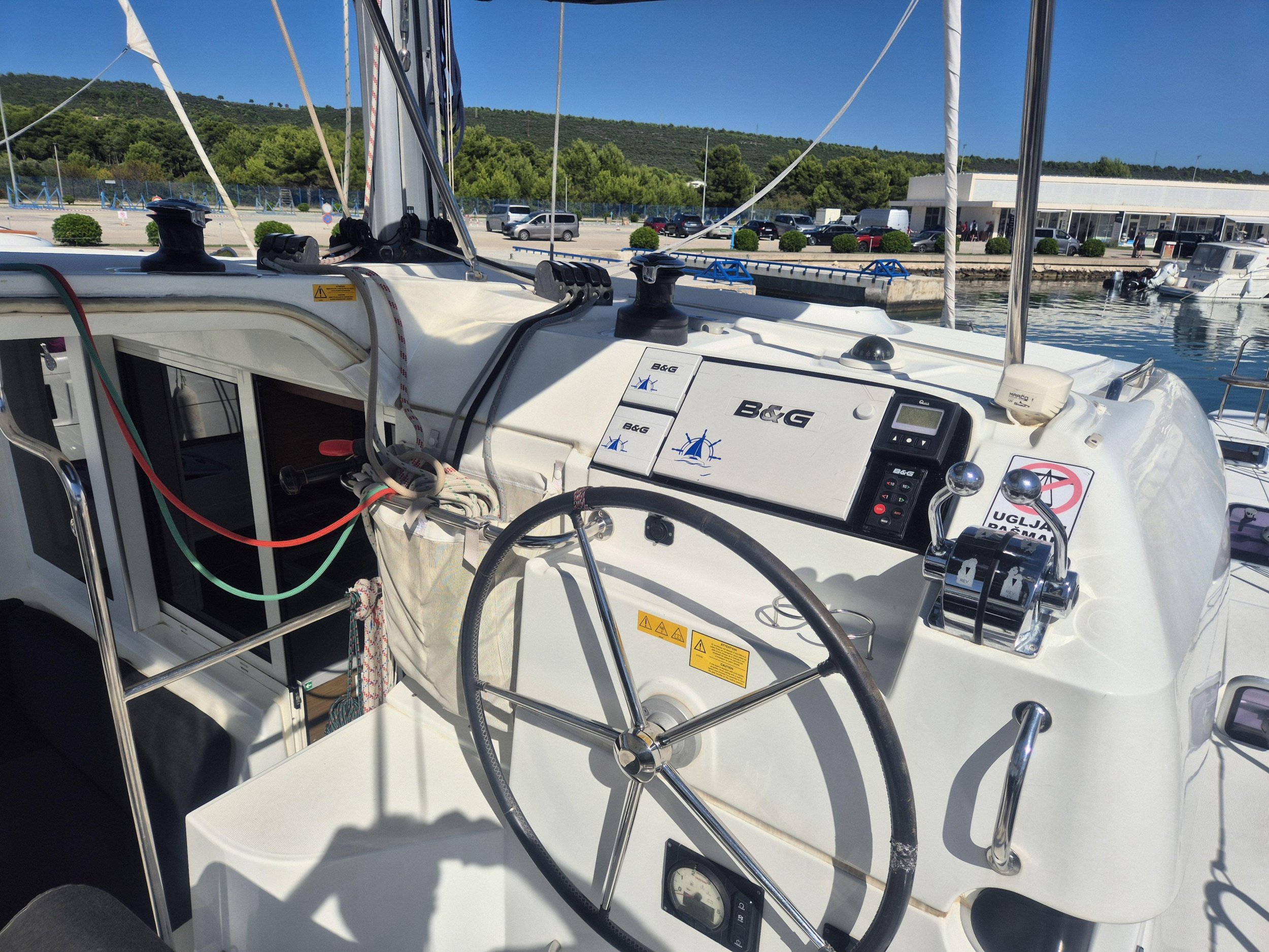 Lagoon 40 — photo 4