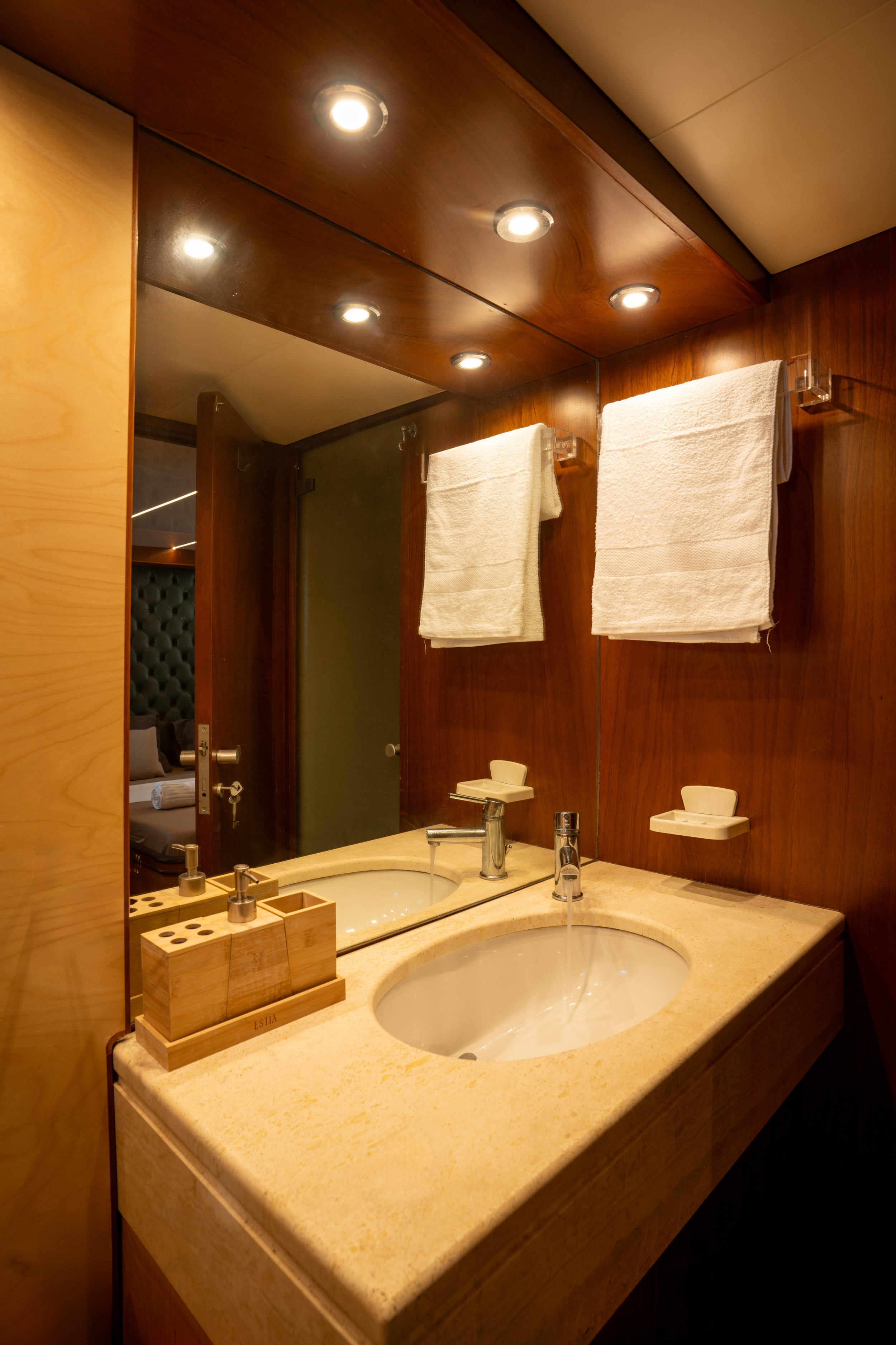 Motoryacht — photo 12