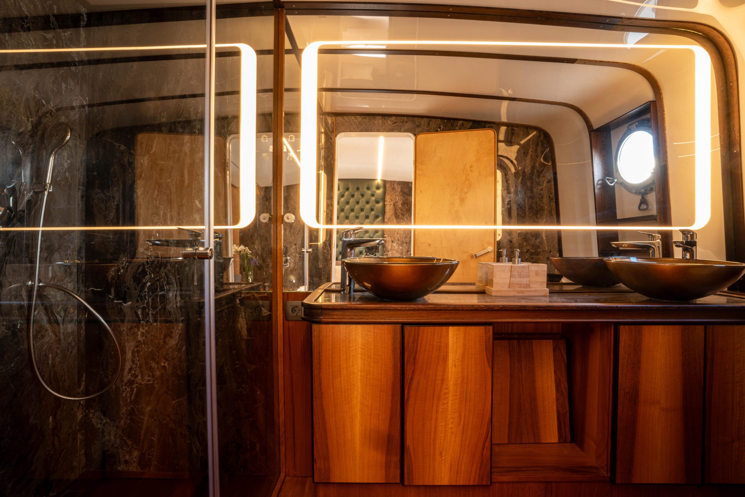 Motoryacht — photo 8