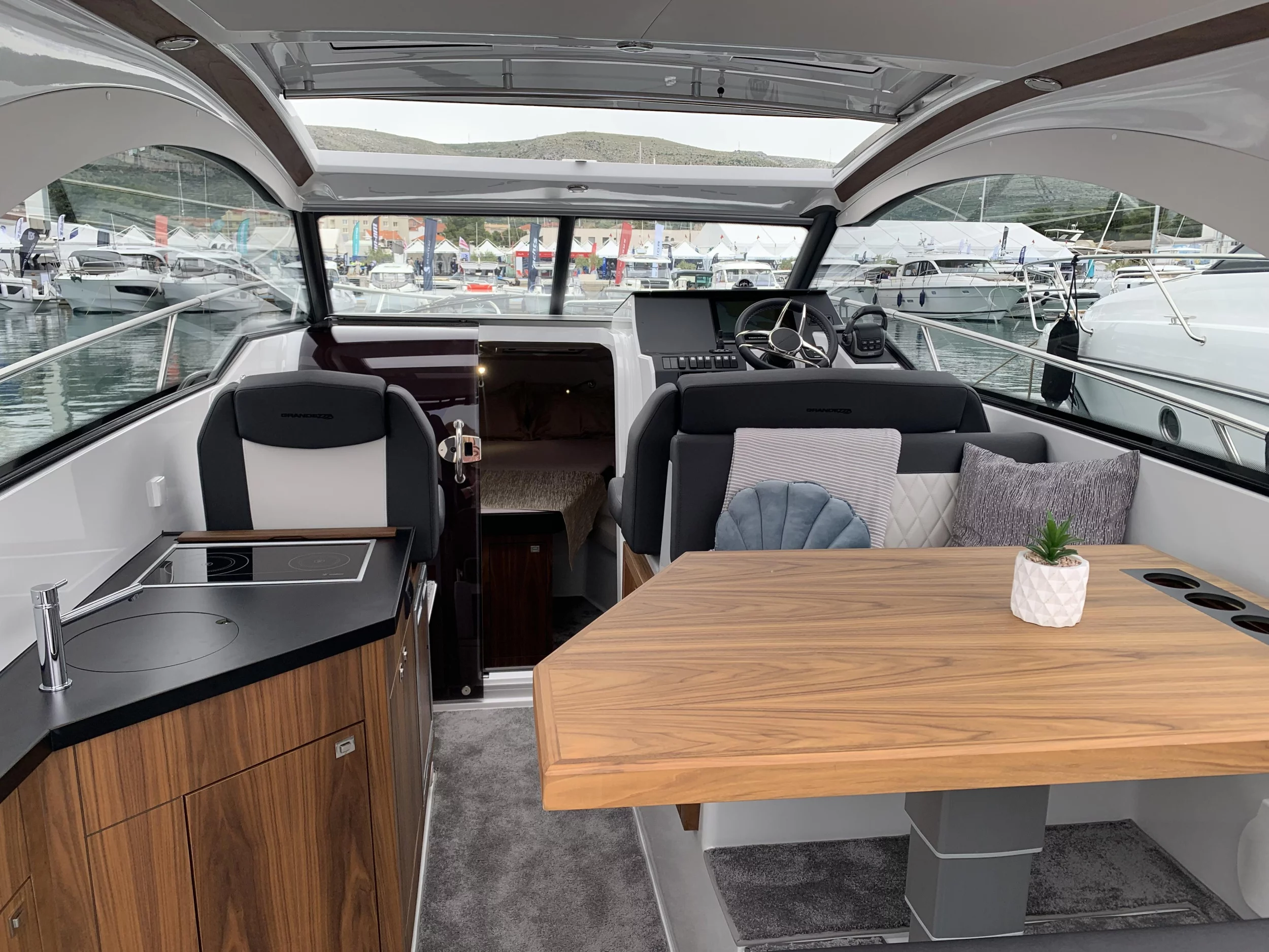 Grandezza 28 OC (J&LO) interior - 28