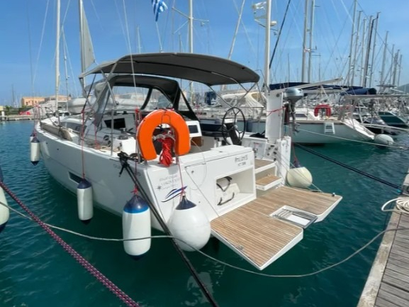 Dufour 390 (3 cab. 3 WC) — photo 1