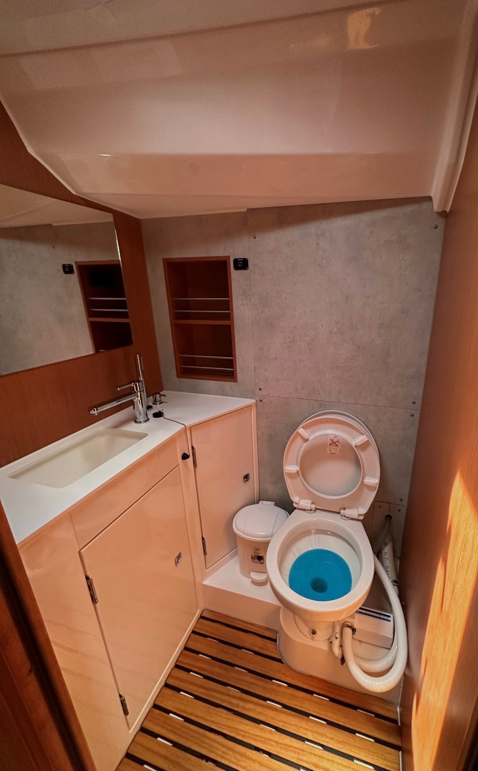 Bavaria C42 (3 cab.) — photo 5