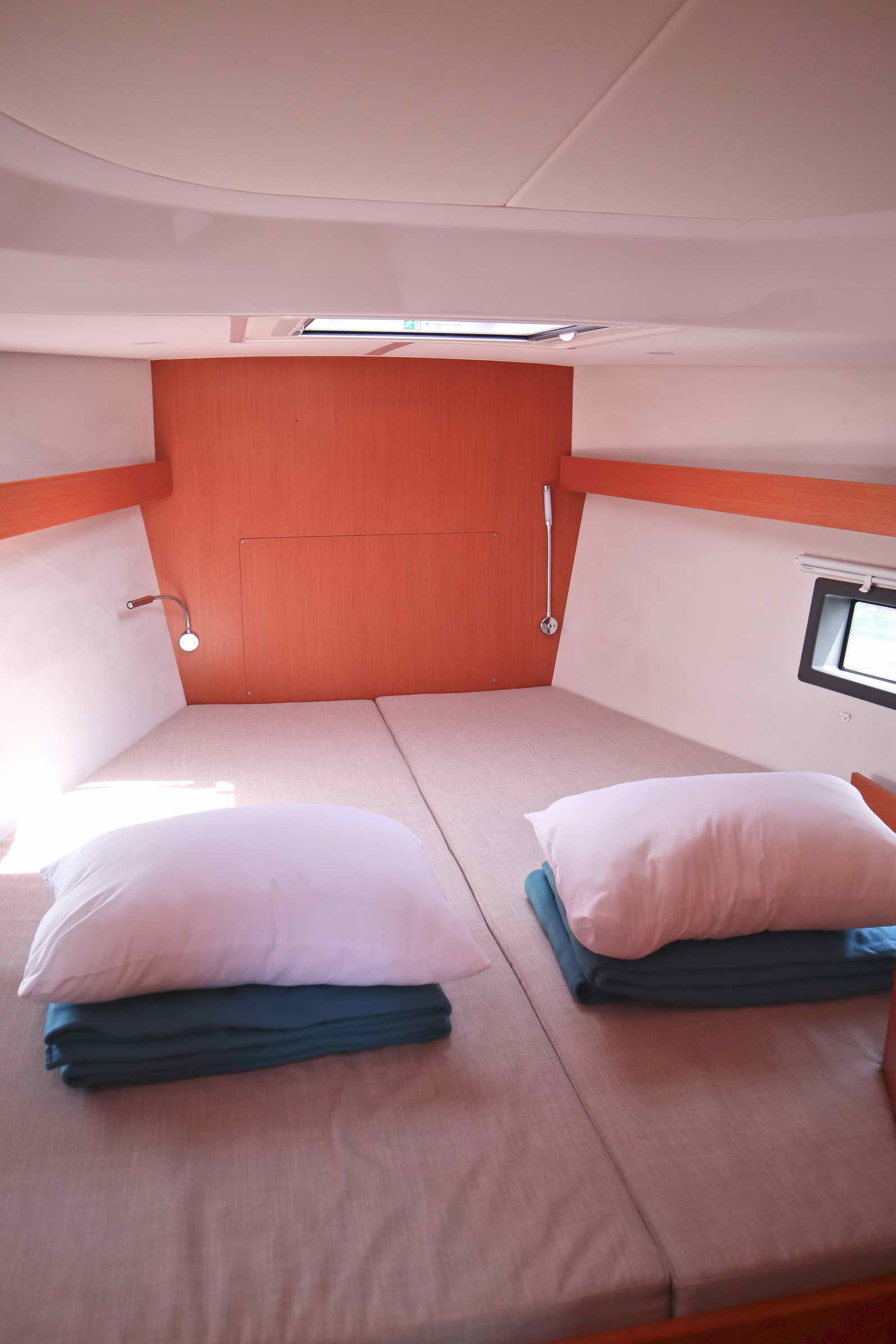 Bavaria C42 (3 cab.) — photo 9