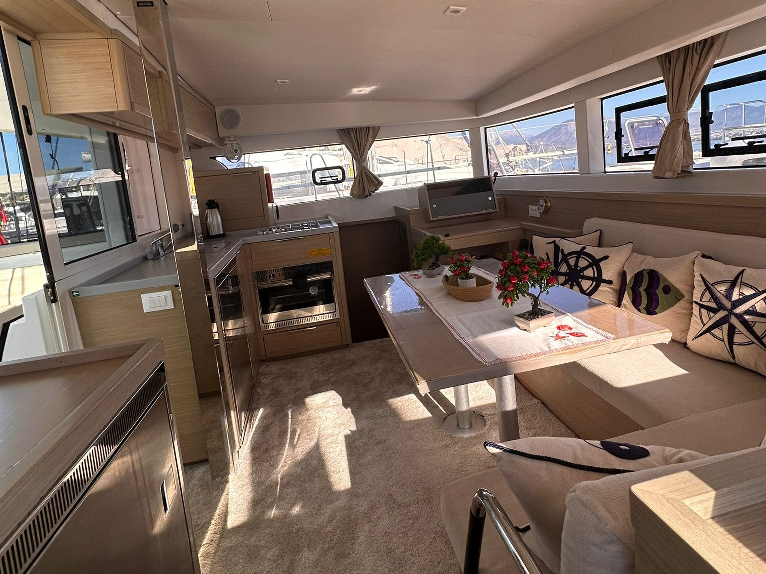 Lagoon 40 — photo 2