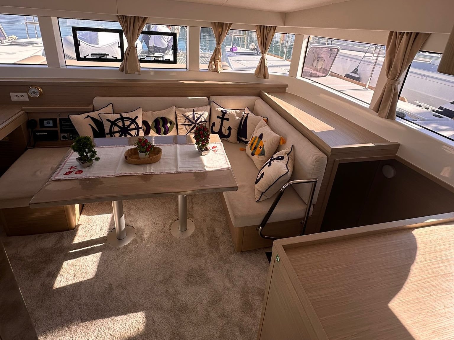 Lagoon 40 — photo 3