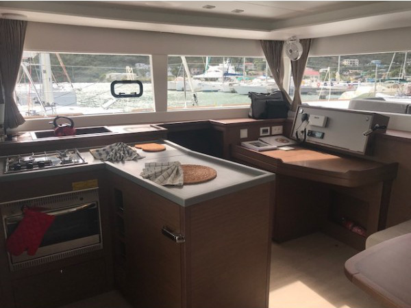 Lagoon 450 Fly — photo 17