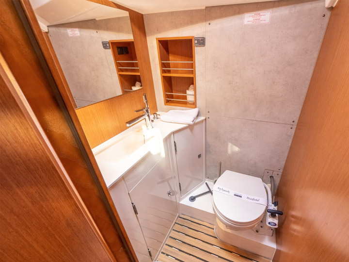 Bavaria C42 — photo 9