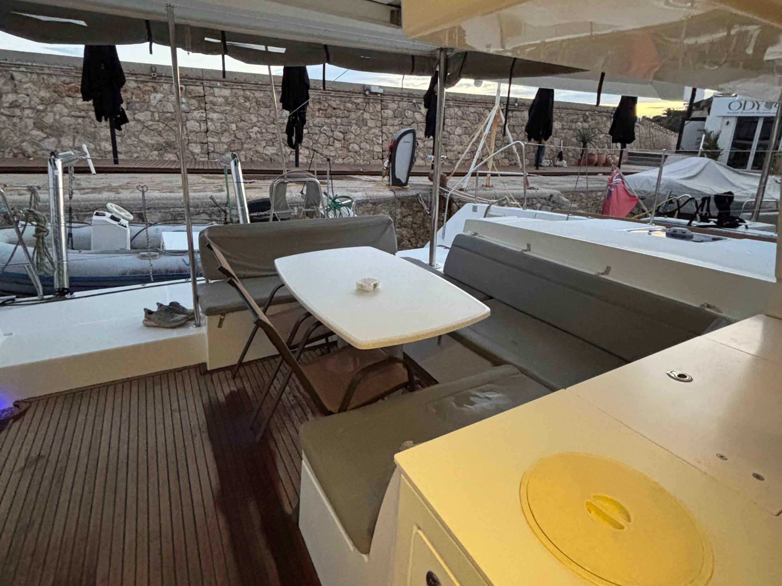 Lagoon 450 Flybridge — photo 21