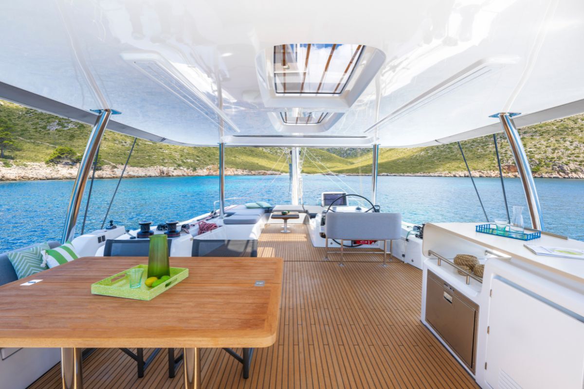 Lagoon 60 — photo 13