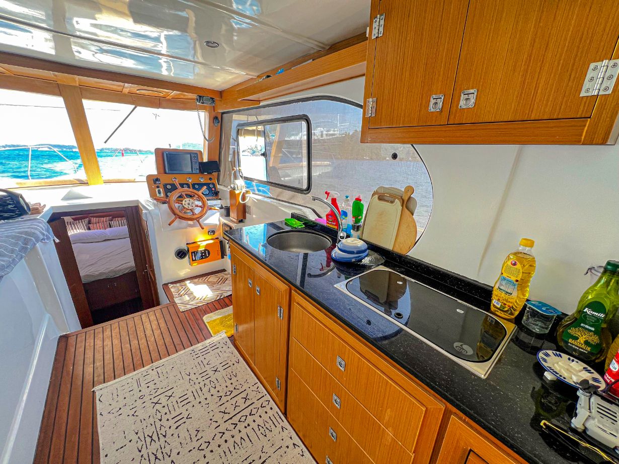 Motoryacht — photo 17