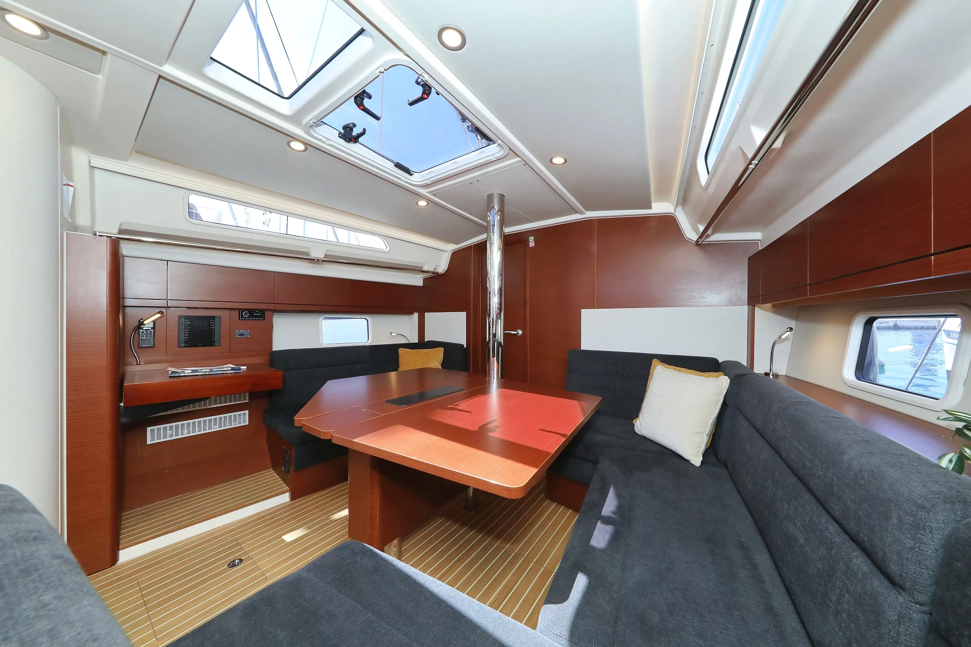 Hanse 418 (NIKE)  - 19