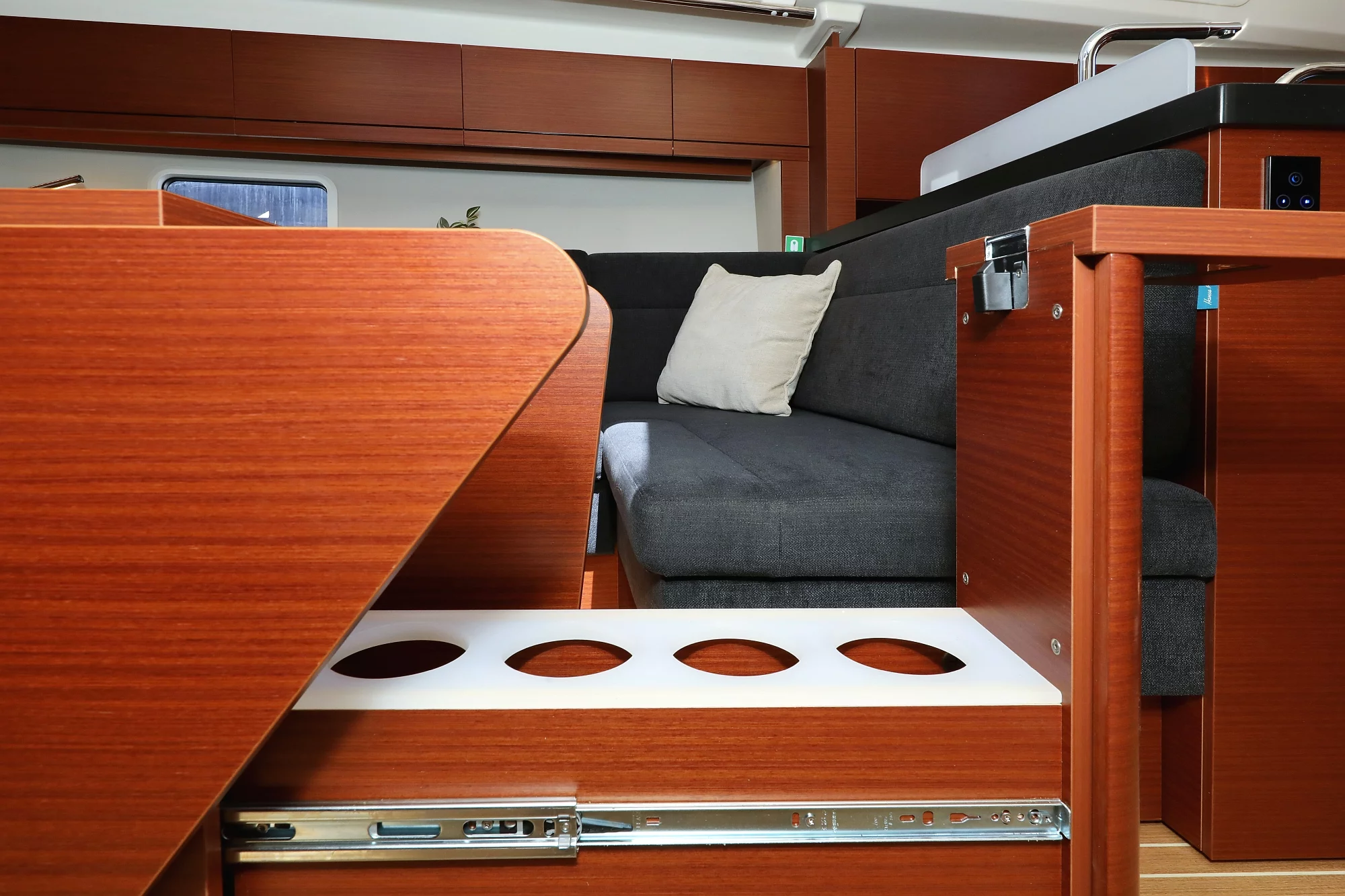 Hanse 418 (NIKE)  - 24