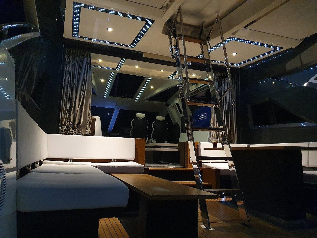 Galeon 700 Skydeck — photo 17