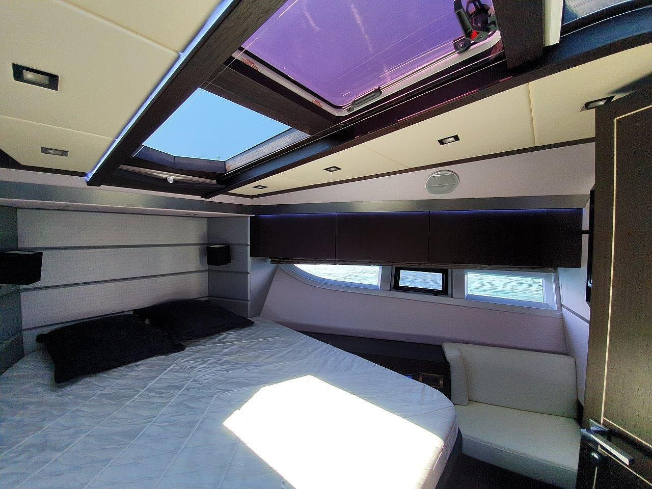 Galeon 700 Skydeck — photo 2