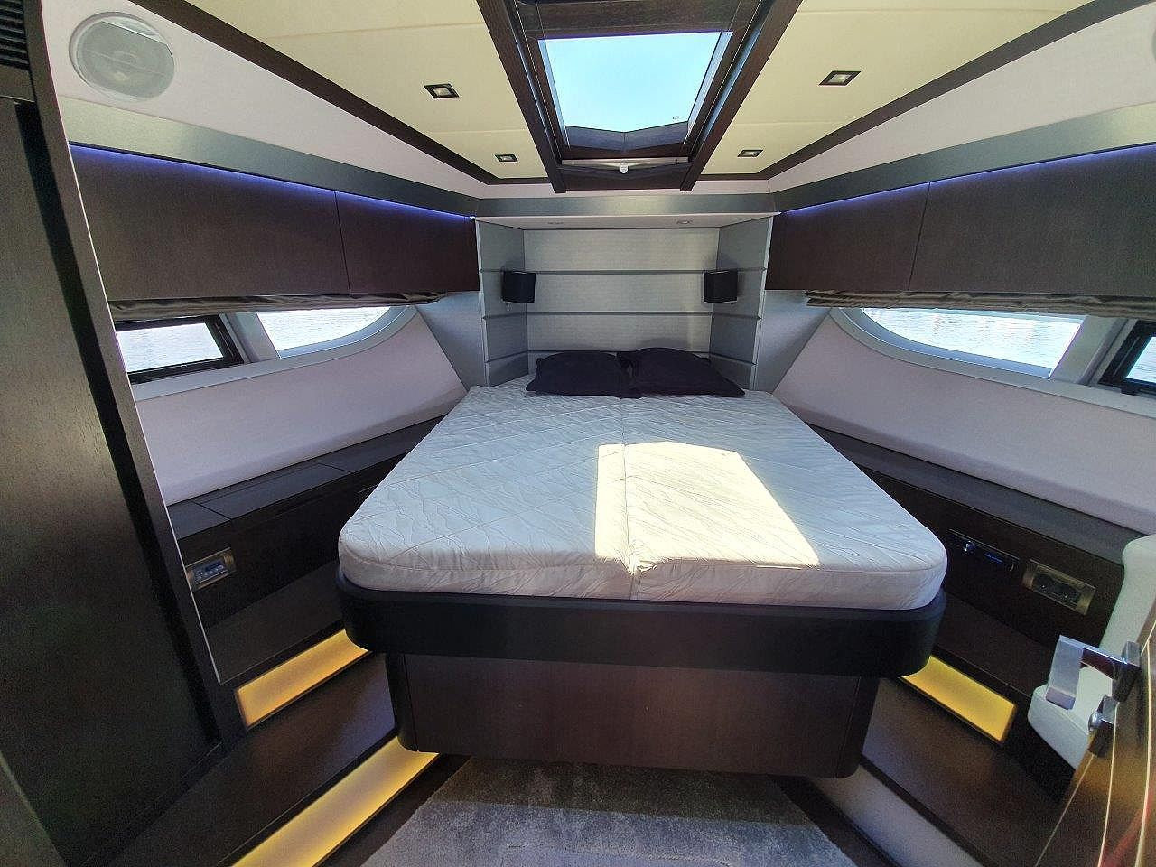 Galeon 700 Skydeck — photo 11
