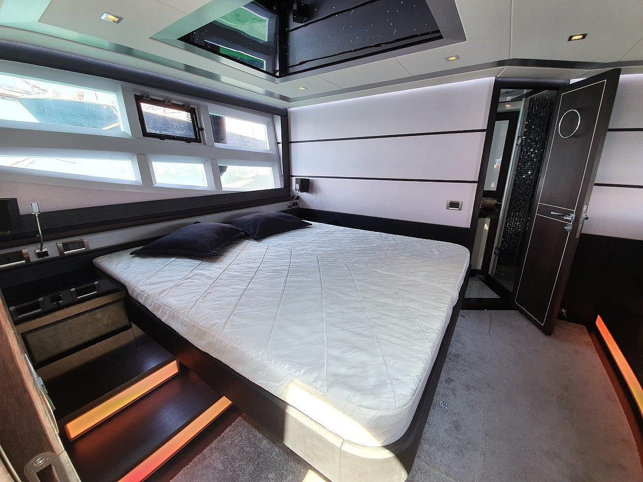 Galeon 700 Skydeck — photo 4
