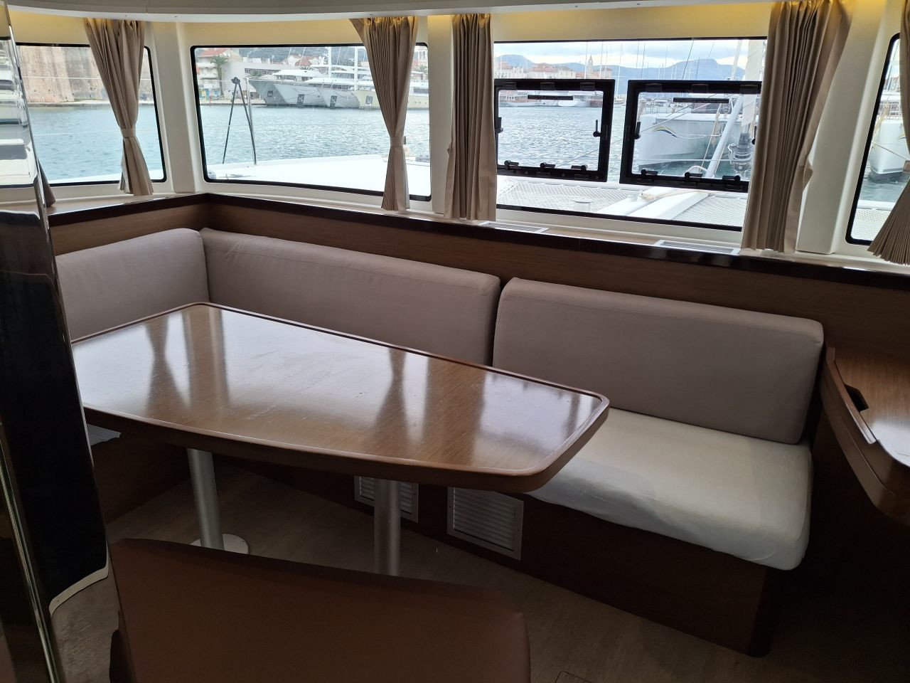 Lagoon 42 — photo 3