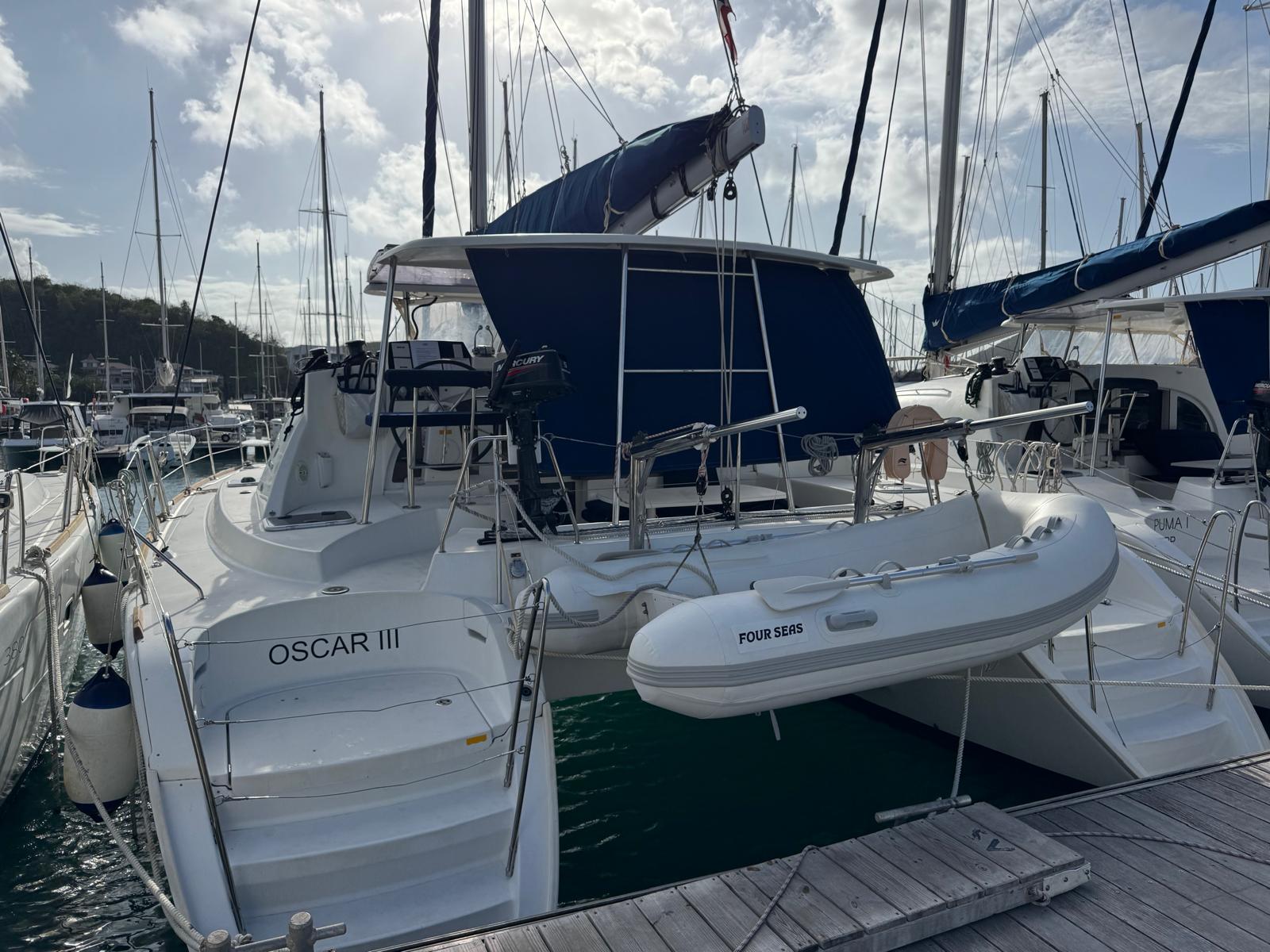Lagoon 380 — photo 3