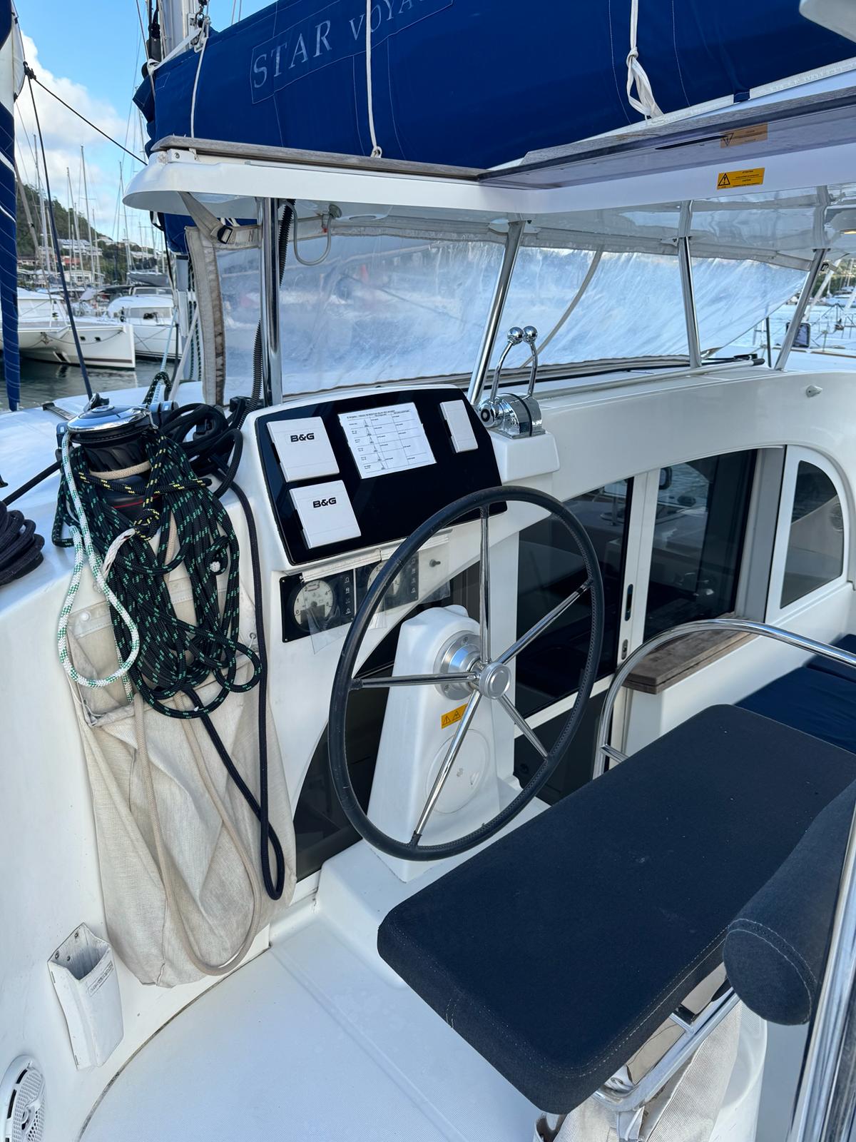 Lagoon 380 — photo 4