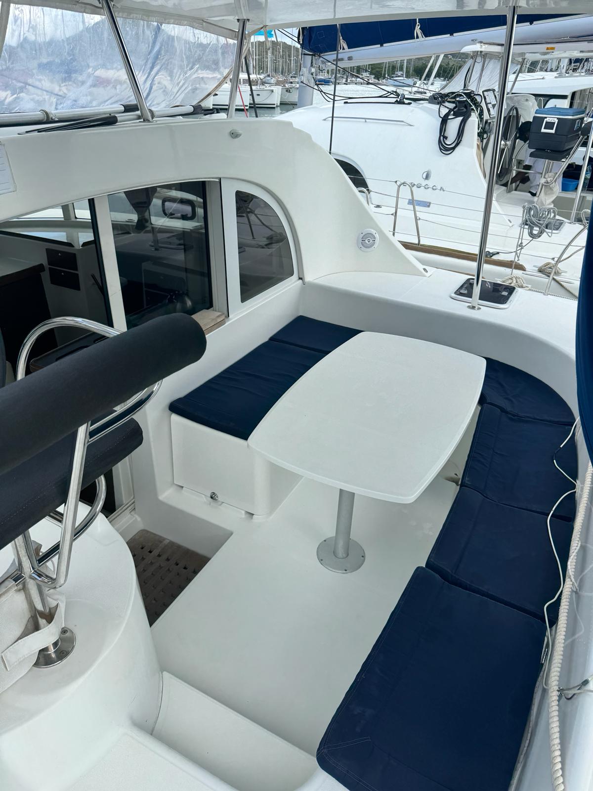 Lagoon 380 — photo 8