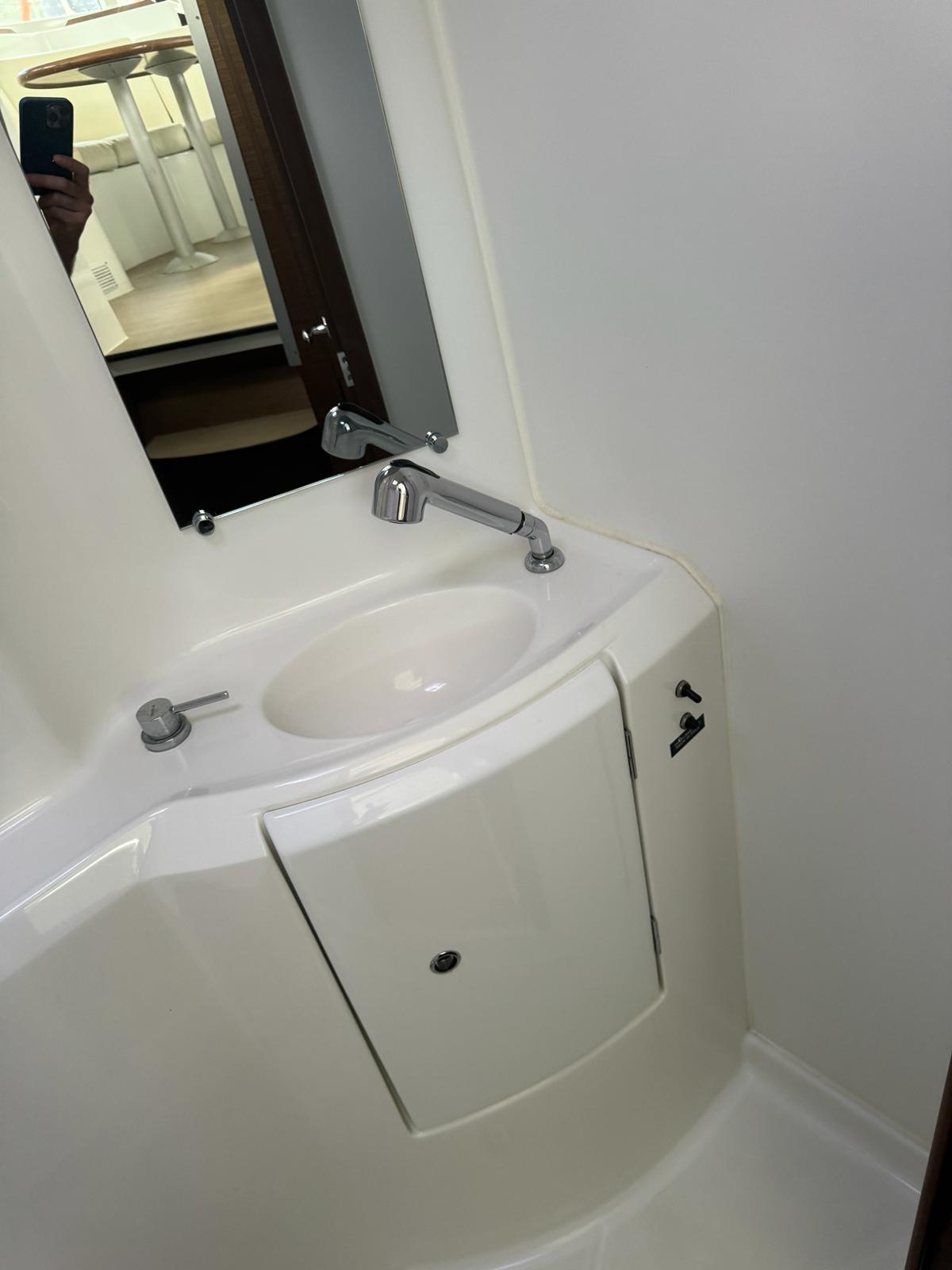 Lagoon 380 — photo 11