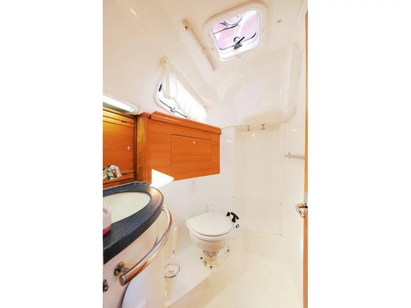 Bavaria 34 Cruiser (Nina Nina - new sails 2022.) interior - 5