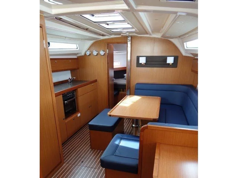Bavaria Cruiser 41 (Oberon) Interior image - 14