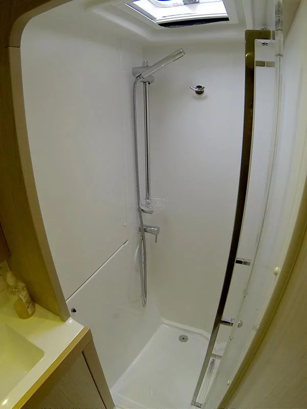 Lagoon 39 (My cat) Lagoon 39 Bathroom - 26