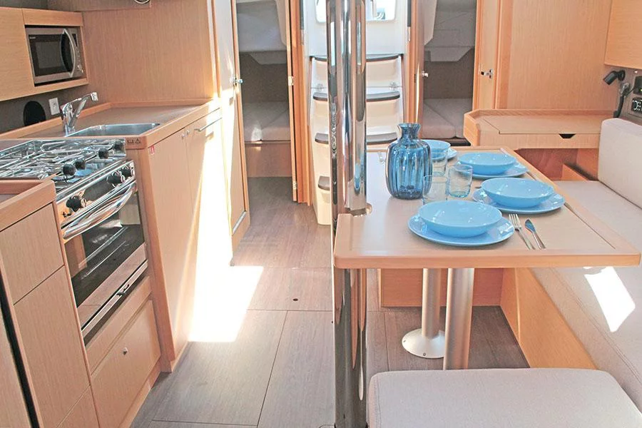 Oceanis 38.1 (BOHEMIAN RHAPSODY)  Interior - 8