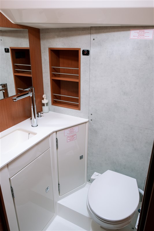 Bavaria C42 — photo 4