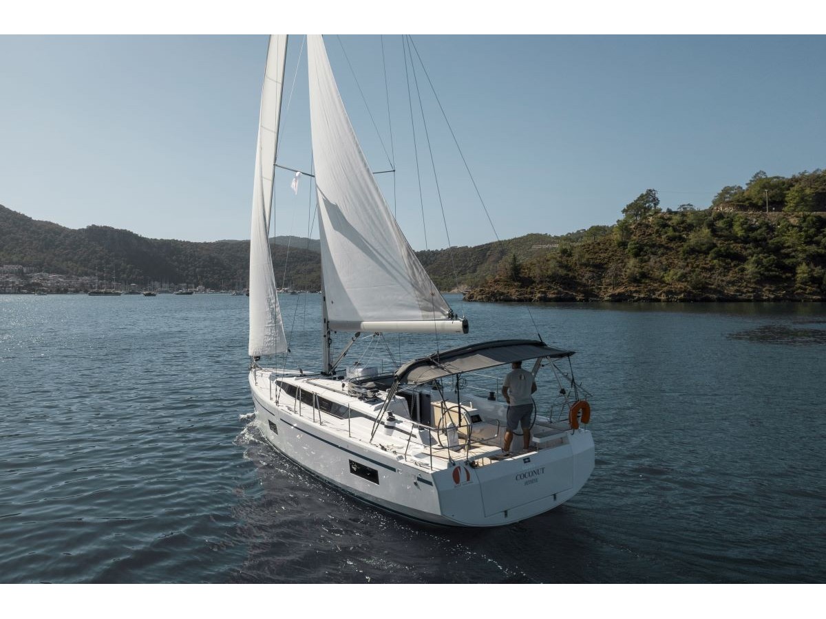Bavaria C38 — photo 1
