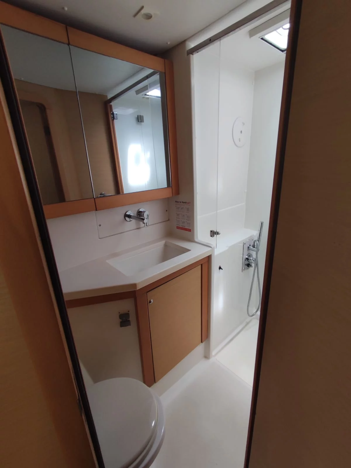 Lagoon 450 SporTop (Maui) Bathroom image - 23