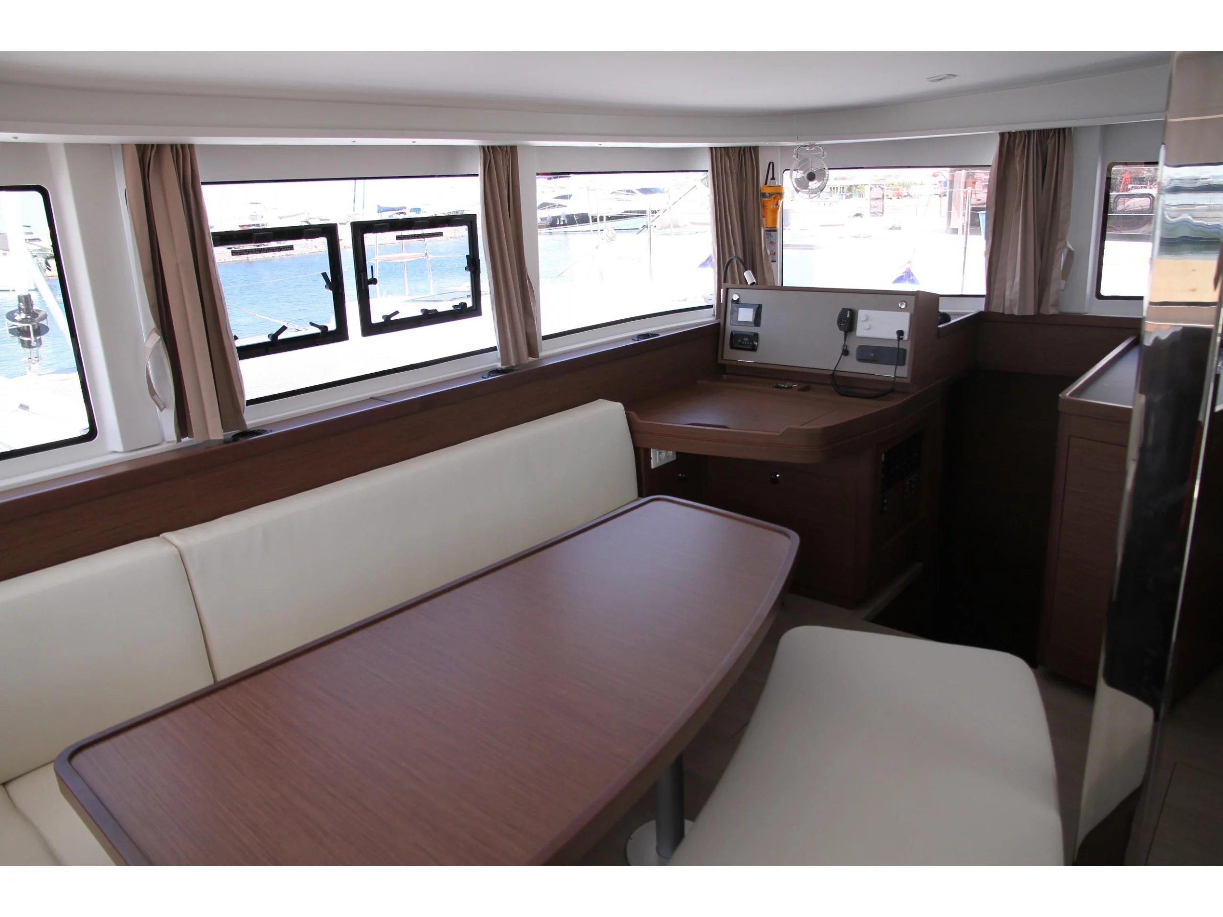 Lagoon 42 (4 Dbl / 2 singles 12) (GEORGE A) Interior image - 2