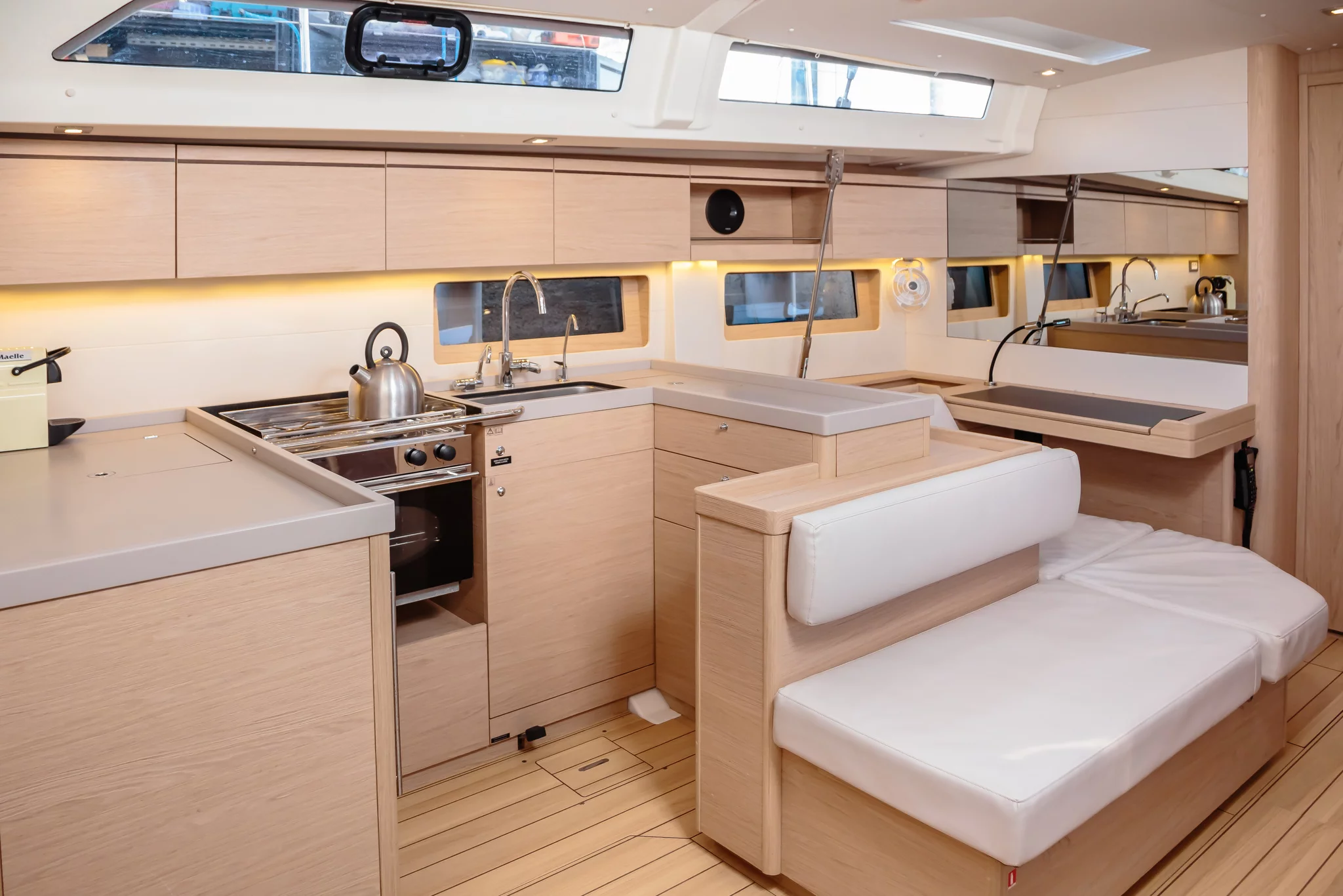Oceanis 51.1 (Maelle - Standard line) cucina e piano carteggio - 4