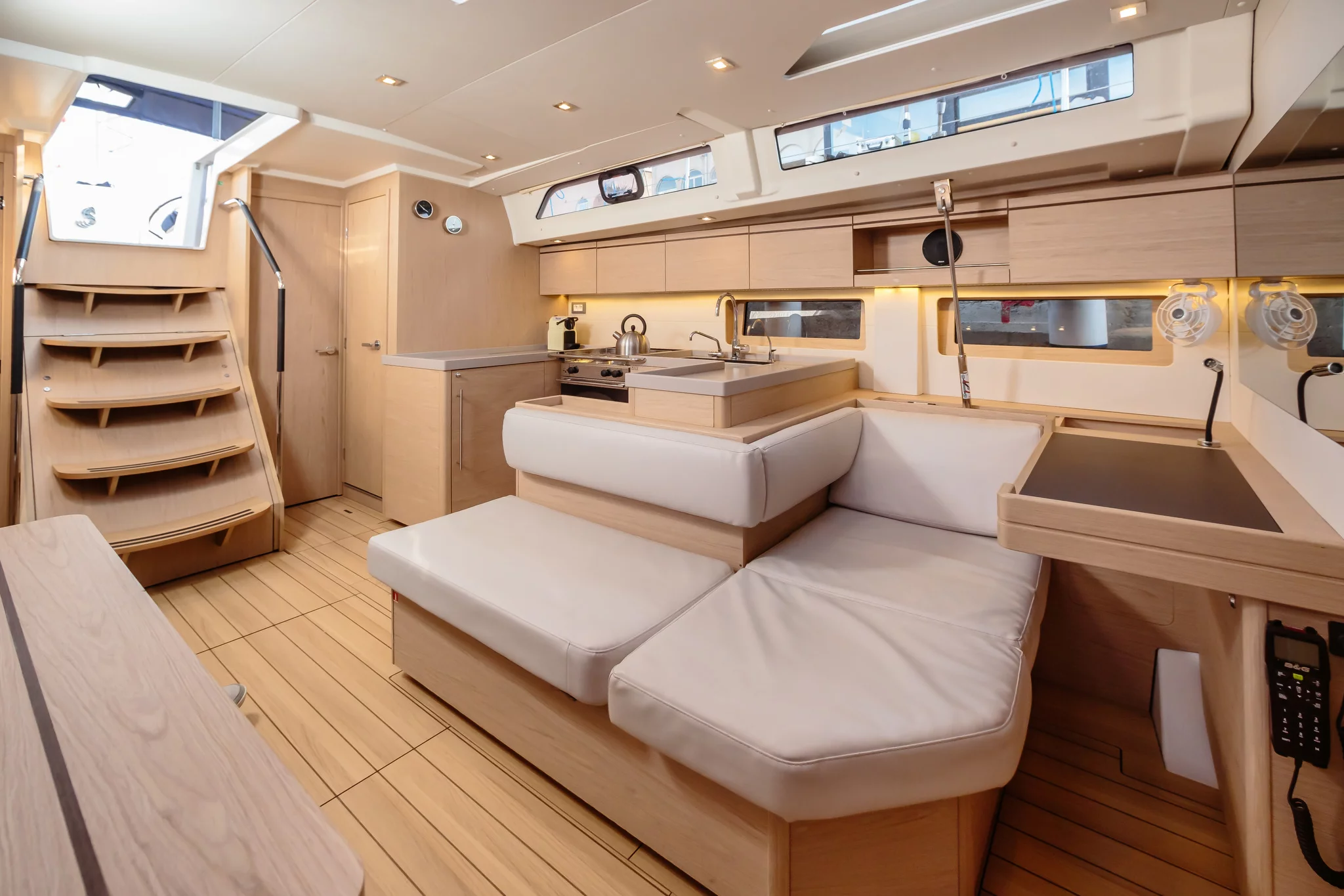 Oceanis 51.1 (Maelle - Standard line) dinetta e scala - 2