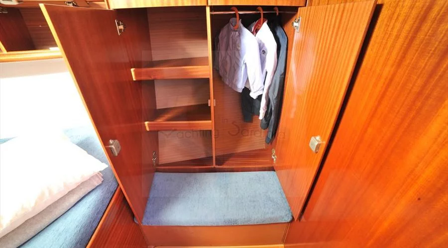 Bavaria 38 (Tommy)  Front Cabin - June 2014 - 18