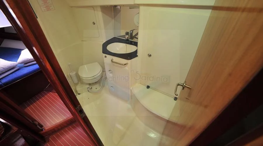 Bavaria 38 (Tommy)  Electric Toilet - June 2014 - 2