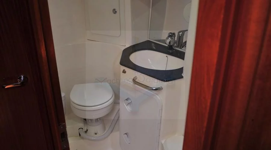 Bavaria 38 (Tommy)  Electric Toilet - September 2014 - 16