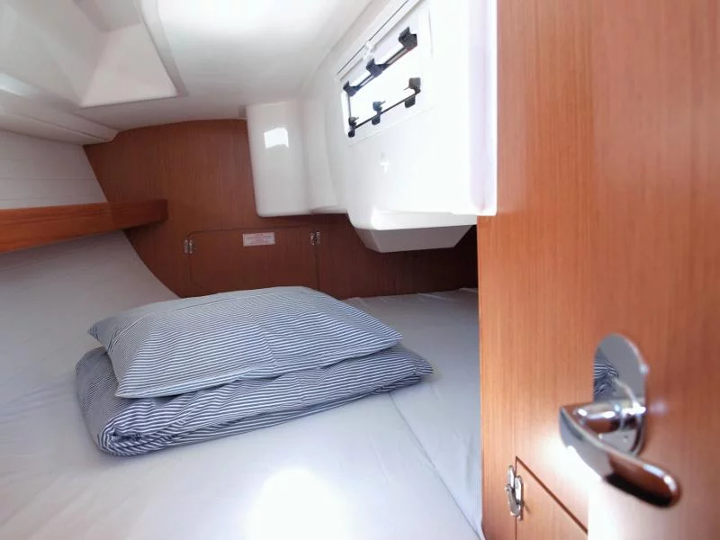 Bavaria Cruiser 33 (Sea Lion) interior - 7