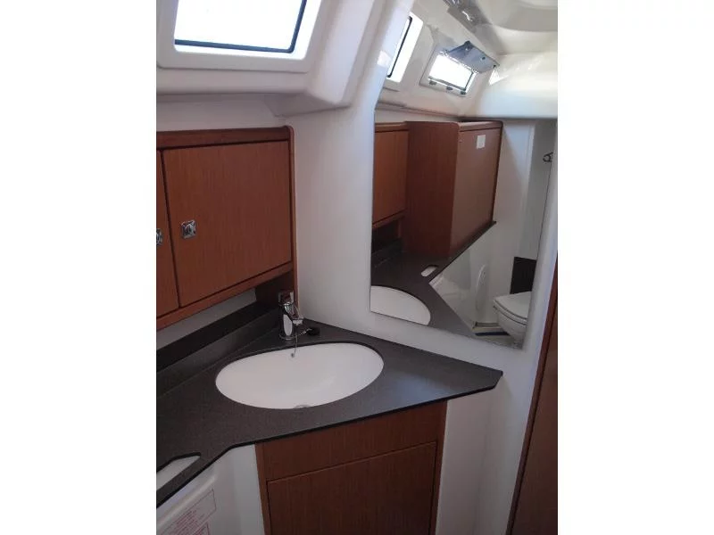 Bavaria Cruiser 33 (Sea Lion) interior - 9