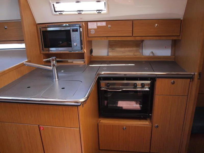 Bavaria 36 (Sea Wolf) interior - 11