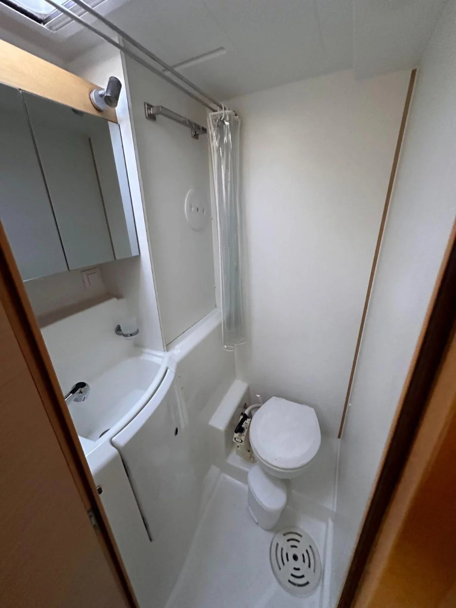 Lagoon 400 S2 (Gioia) Toilet 1 - 3