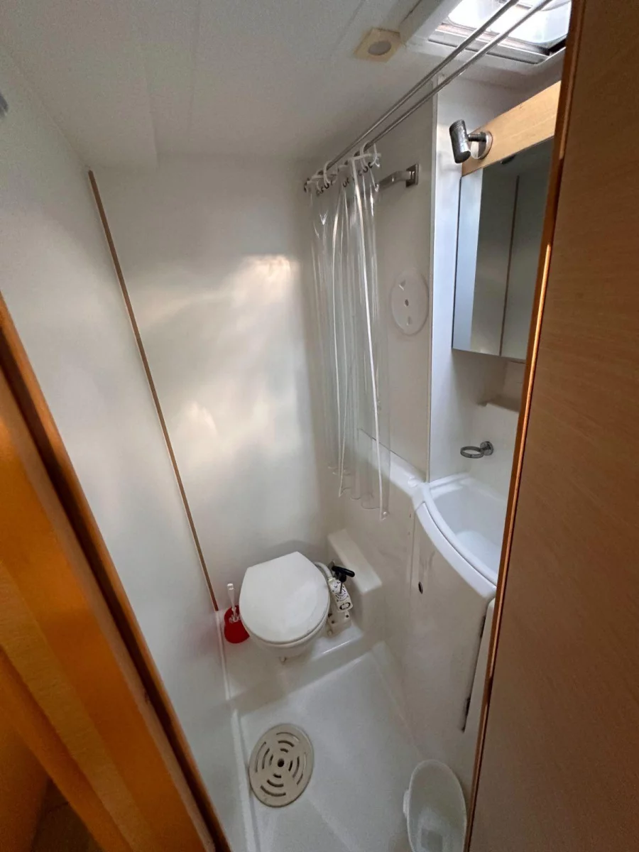Lagoon 400 S2 (Gioia) Toilet 2 - 8