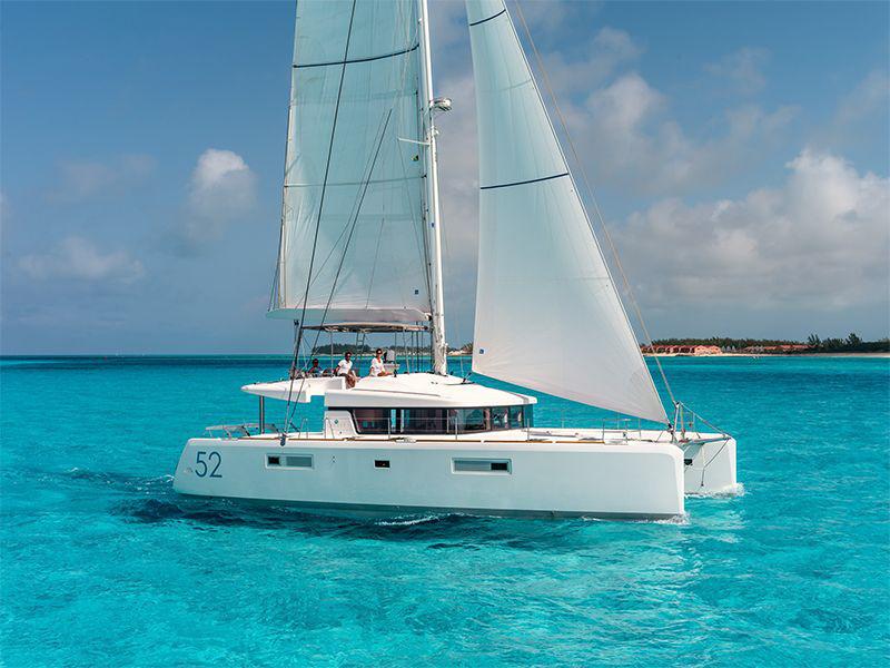 Photo #1 - Lagoon 52F - 6 cab (Dugongo II (PTP)(6 cab + 1 crew) (A/C, WM, Generator, Inverter, Tender Lift)) en Marina Bas-du-Fort - 12529