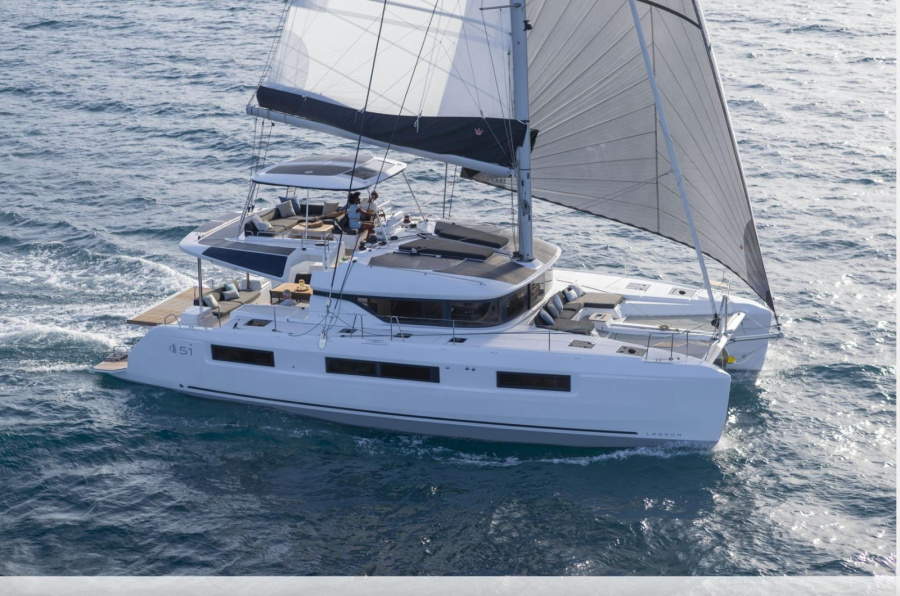 Photo #1 - Lagoon 51 - Owner's Version (SAILUXE - Fichetto) en Marina - 7863