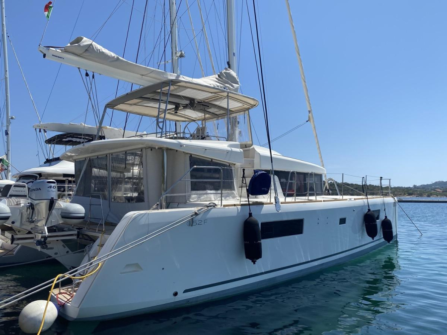 Photo #1 - Lagoon 52F (5 cab) (Orsa Maggiore (AC, WM, Generator, Inverter, Tender Lift)) en Cala dei Sardi - 11410