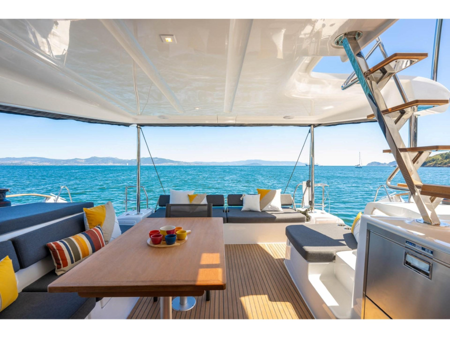 Photo #1 - Lagoon 43 (Aurora Blue 43) in  - 64158